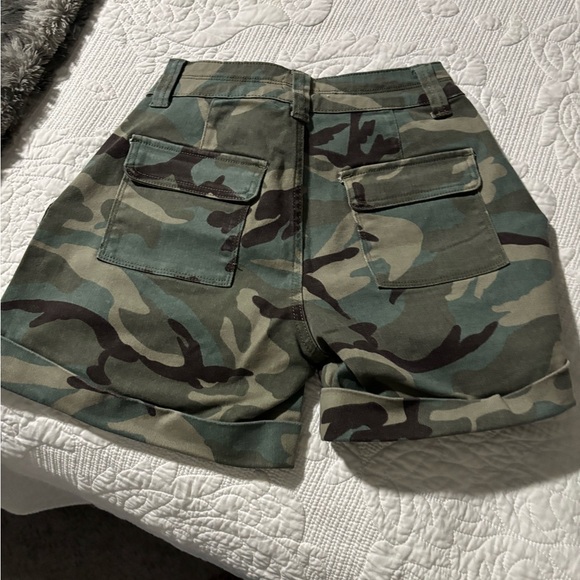 Flamingals Pants - NWOT Women's Camouflage Jean Shorts SZ‎ S (Waist 26)